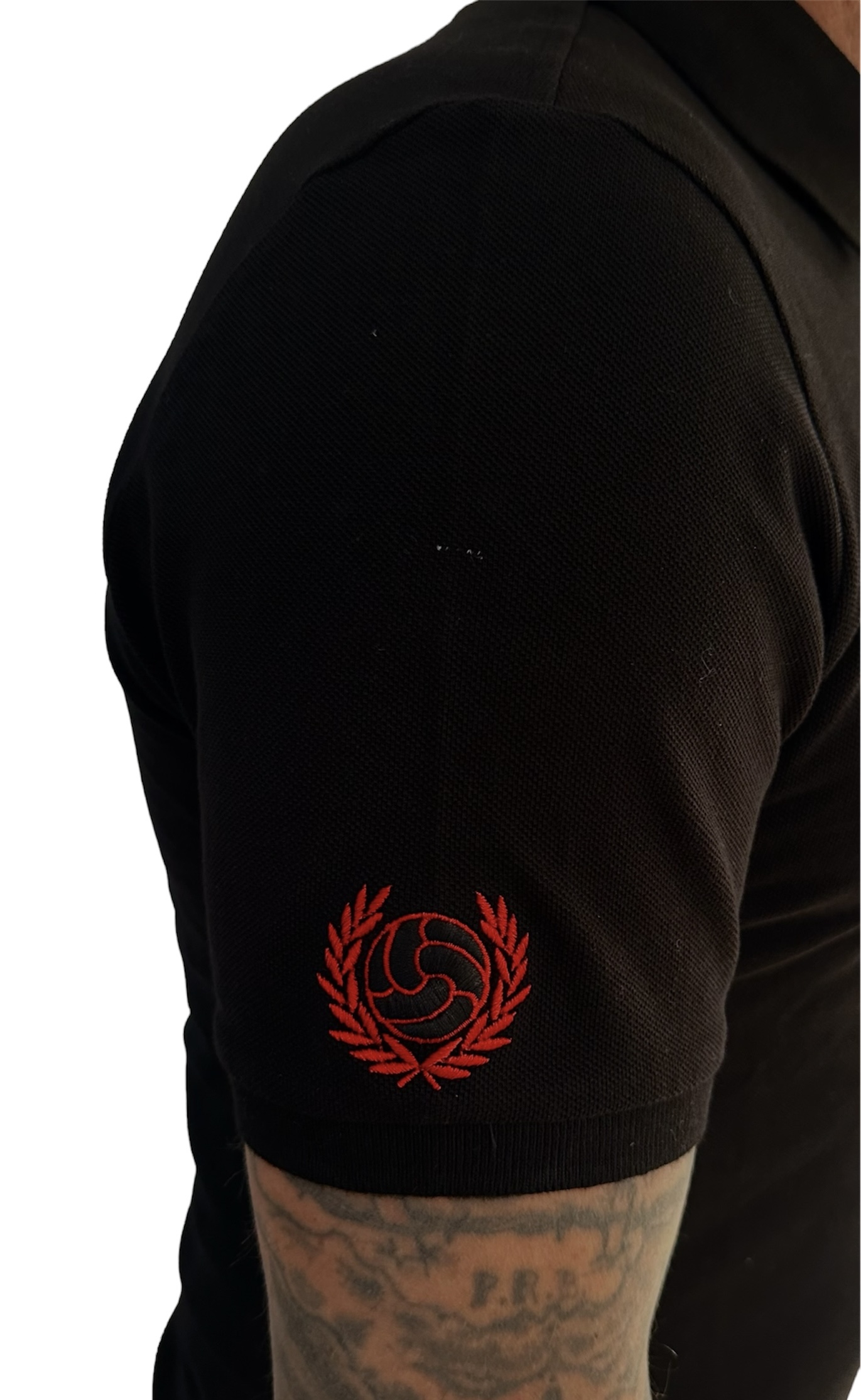 Polo negro escudo antiguo y logo en la manga. - Imagen 4