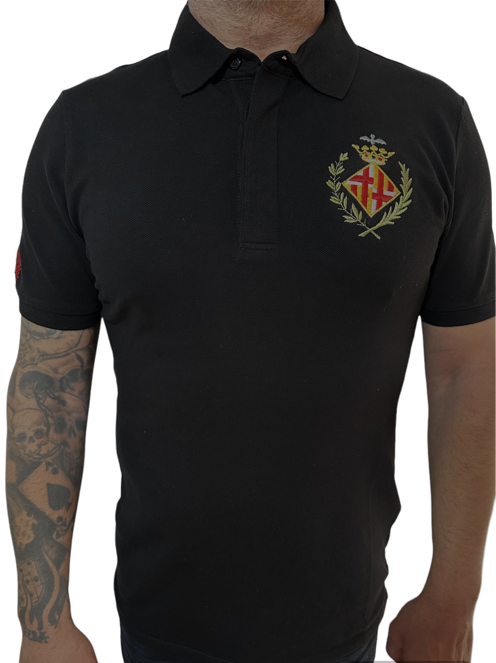 Polo negro escudo antiguo y logo en la manga.