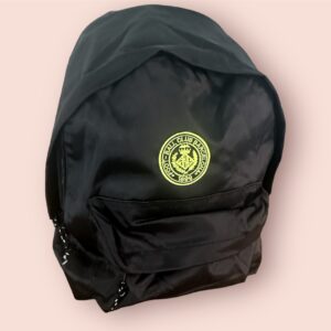 Mochila con bordado escudo redondo.