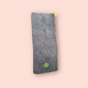 Toalla con escudo bordado