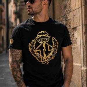 CAMISETA NEGRA ESCUDO DORADO Y BORDADO